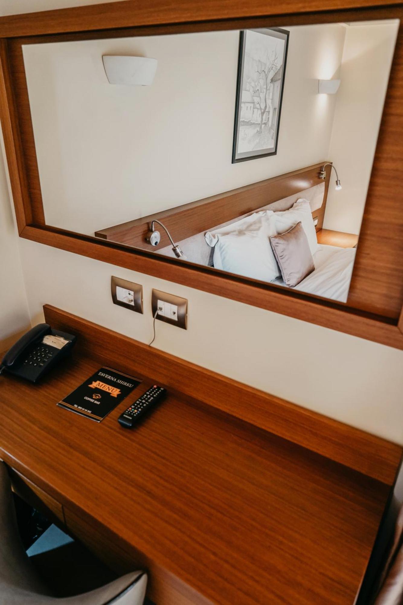 Center Hotel Гирокастра Экстерьер фото